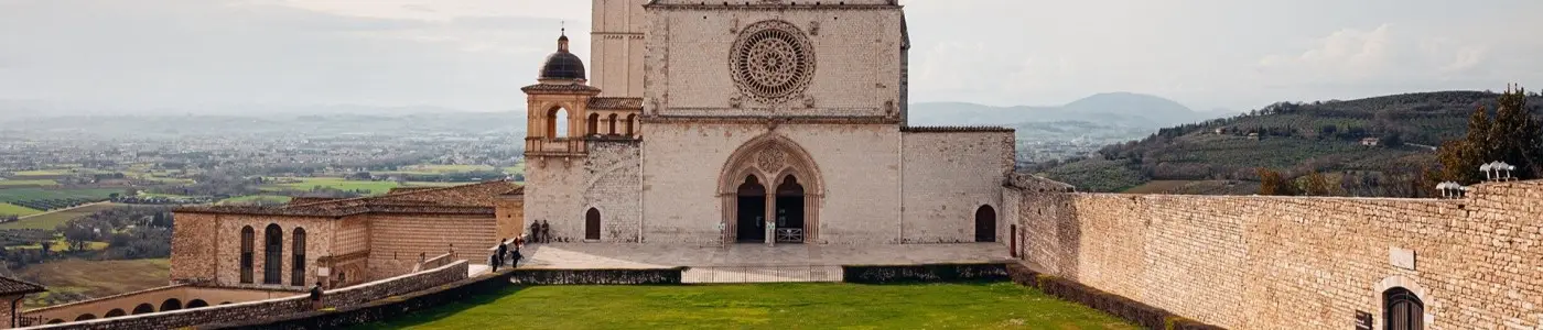  Piazza superiore della Basilica di San Francesco - Assisi 